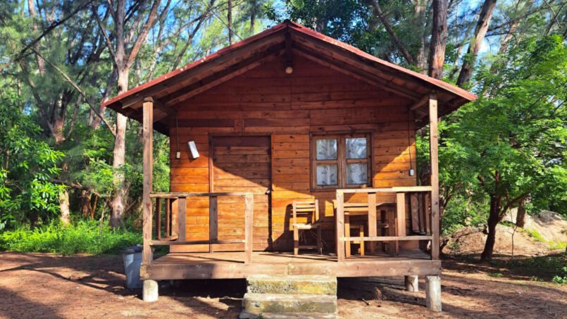 cabaña chica rustica de madera dentro del bosque y cerca de las playas de Veracruz en las costas de alto lucero